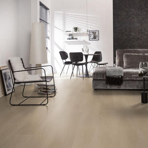 licht beige eiken vloer met zachte houtnerfstructuur en brede planken zonder opvallend patroon