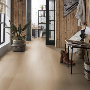 licht beige eiken vloer met een subtiele houtstructuur en brede planken zonder zichtbare knoesten of nerven