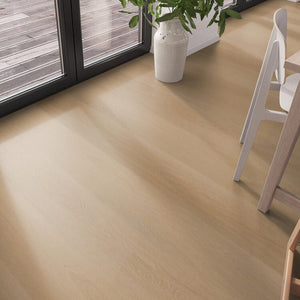 lichte eiken vloer met brede planken en subtiele houtstructuur in een effen, natuurlijke afwerking zonder opvallende noesten of kleurvariaties