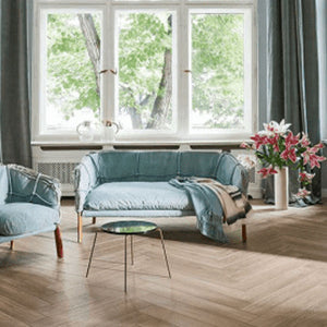 licht beige eiken vloer in visgraatpatroon met fijne houtstructuur en matte afwerking
