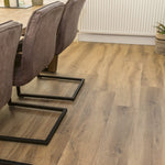 lichte houten vloer met brede planken in een natuurlijke beige eiken kleur en fijne houtnerfstructuur, wedstrijd kamer met moderne stoelen met metalen frame