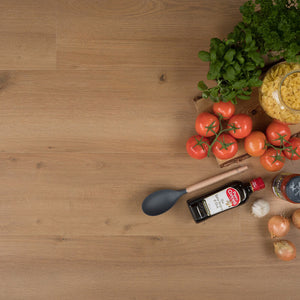 lichte beige eiken vloer met brede planken en subtiele houtnerfstructuur met enkele kleine noesten in natuurlijke uitstraling