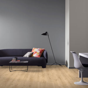 licht grijs beige houtlook vloer met rechte brede planken en subtiele houtnerfstructuur