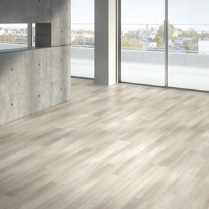 lichte beige eiken vloer met fijne houtnerfstructuur en rechte brede plankenpatroon