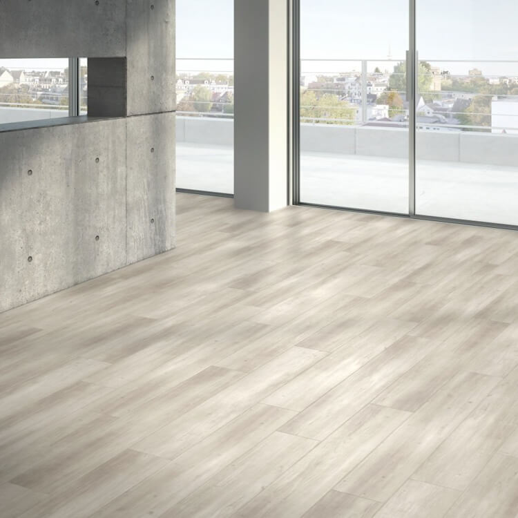 lichte vloer in licht grijs eiken structuur met brede planken in modern interieur met betonwand en grote raampartij