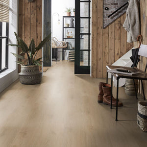 licht beige eiken vloer met subtiele houtnerfstructuur en matte afwerking, brede planken zonder opvallende knoesten