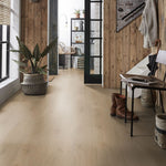 lichte beige eiken vloer met fijne houtstructuur en brede planken in lichte gang met houten wandbekleding en zwarte metalen deurstijl