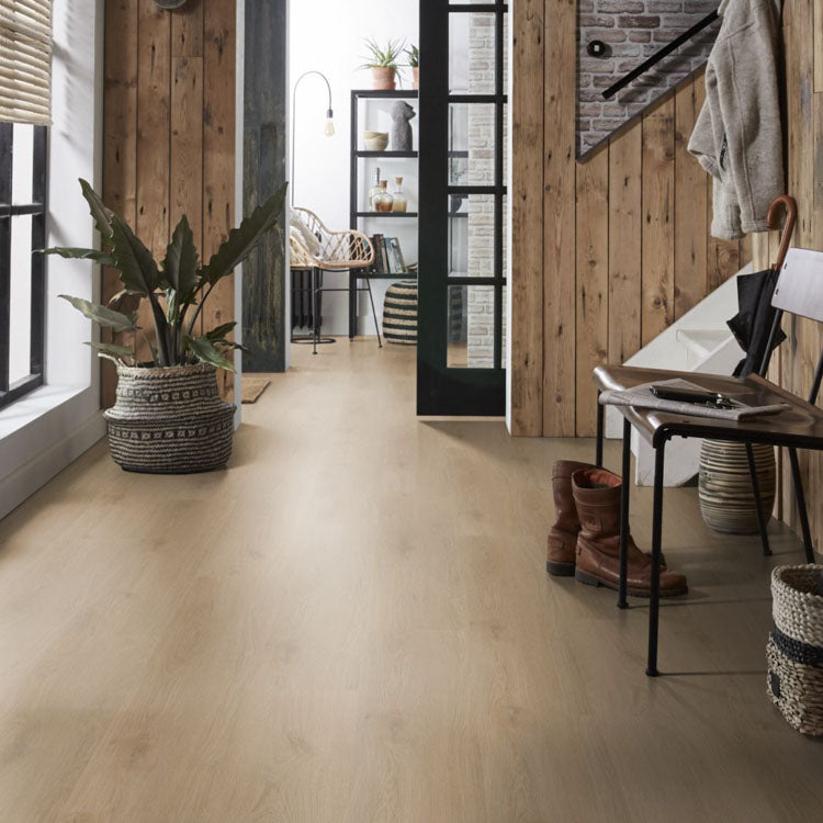 lichte beige eiken vloer met fijne houtstructuur en brede planken in lichte gang met houten wandbekleding en zwarte metalen deurstijl