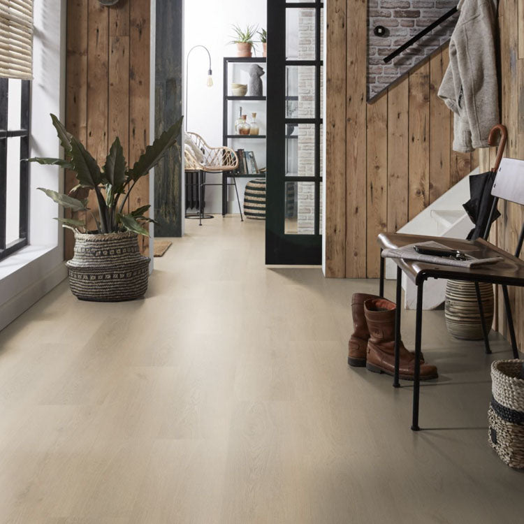 lichte vloer in licht beige eiken met subtiele houtstructuur en brede planken in moderne hal met houten wandbekleding en zwarte metalen deuren