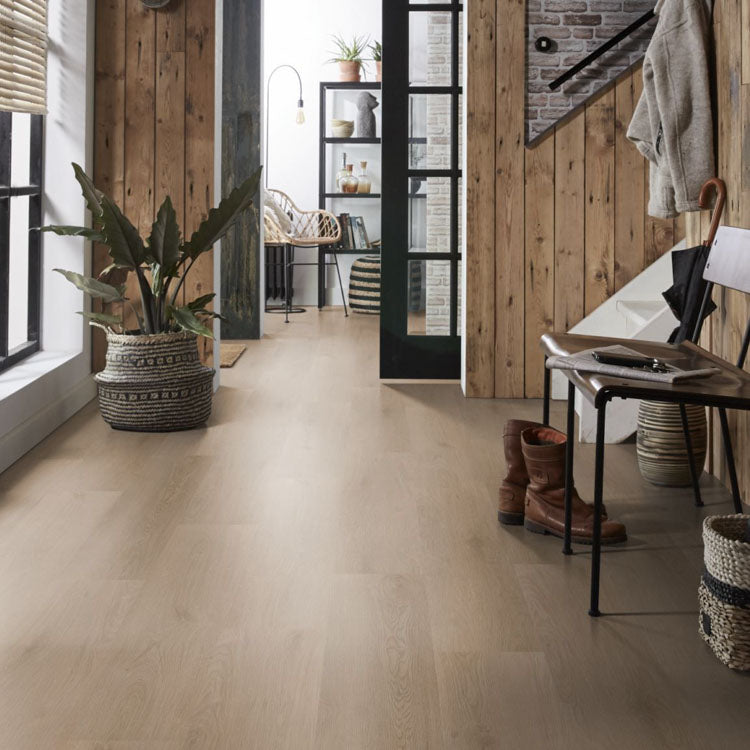 lichte vloer met brede planken in licht beige eiken patroon met subtiele houtstructuur in moderne hal met houten wandbekleding