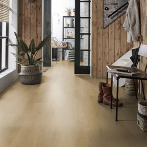licht beige eiken vloer met subtiele houtnerfstructuur en natuurlijke noesten, plankbreedte gemiddeld