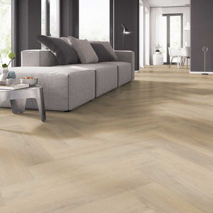 licht eiken visgraatvloer met een matte structuur en subtiele houtnerfdetails in een warm beige lichtbruine tint