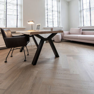 licht beige eiken visgraatvloer met subtiele houtstructuur en brede planken