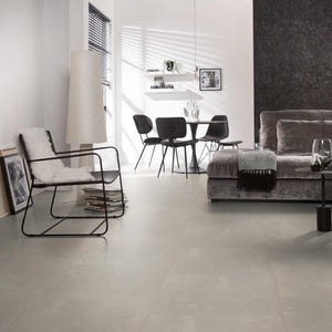 Tegelvloer met grote tegels in taupe kleur met subtiele, matte structuur en lichte, golvende streeppatronen.