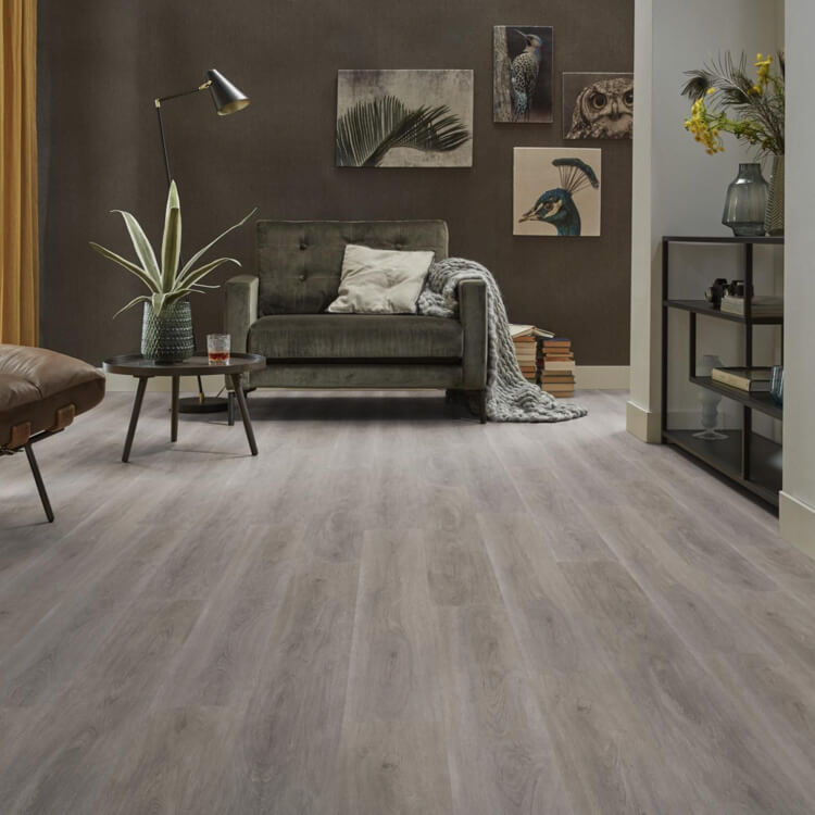 lichte vloer met brede planken in een lichtgrijs eiken houtstructuur, gecombineerd met een donkere muur en moderne meubels in een woonkameromgeving