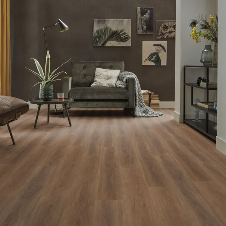 licht bruin eiken vloer met subtiele houtnerfstructuur en brede planken in een moderne woonkamer met donkergroen fluwelen bank en plantenaccessoires