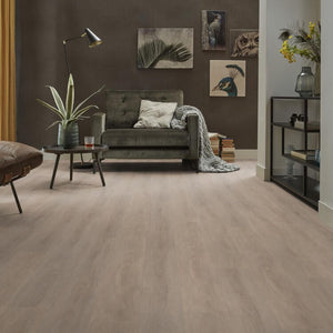 lichte beige eiken vloer met subtiele houtnerfstructuur en matte afwerking, brede planken zonder opvallende knopen of noesten