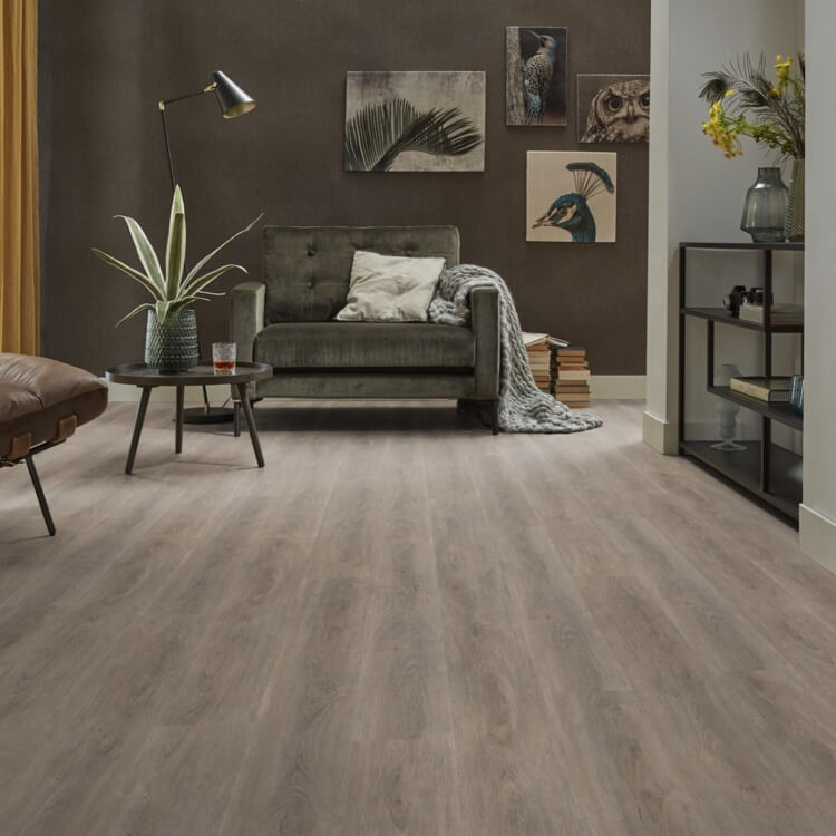 lichte grijs beige vloer met brede planken en subtle houtnerf structuur in eigentijdse woonkamer met donkergroene velvet bank en wanddecoratie met vogelmotieven