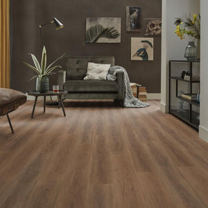 donker bruin eiken vloer met subtiele houtnerfstructuur en natuurtinten in brede planken met matte afwerking