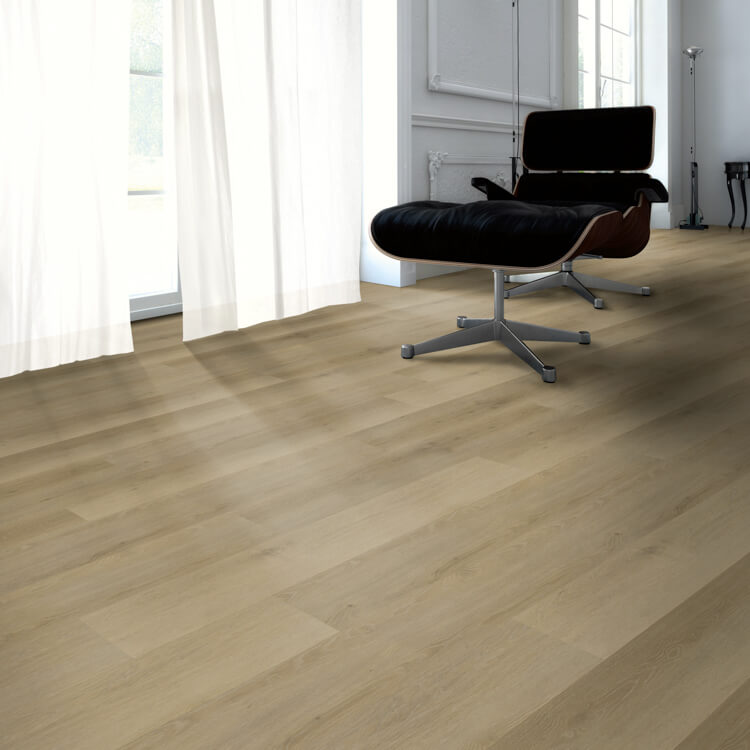 licht beige eiken vloer met brede planken en subtiele houtnerfstructuur in moderne lichte woonkamer met zwart leren lounge stoel