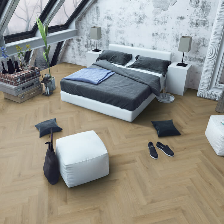 lichte beige eiken visgraatvloer met fijn houtstructuur in moderne slaapkamer met wit bed en grijs beddengoed