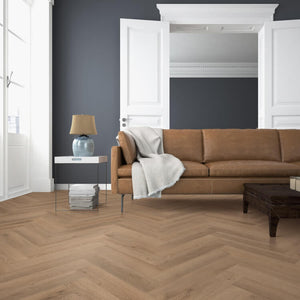 licht beige eiken vloer in visgraatpatroon met subtiele houtnerfstructuur en matte afwerking