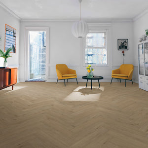 Licht beige eiken vloer met visgraatpatroon en fijne houtstructuur.