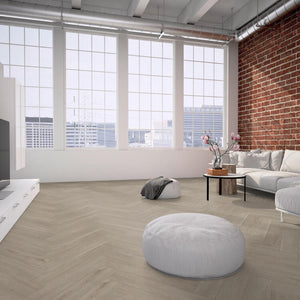 Licht beige eiken vloer met visgraat patroon en subtle houtstructuur