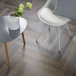 donker grijs bruin houtlook visgraatvloer met subtiele houtnerfstructuur en brede planken