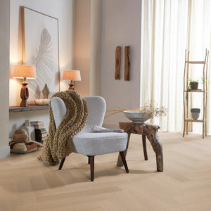 licht beige eiken vloer met houtnerfstructuur en visgraatpatroon van brede planken