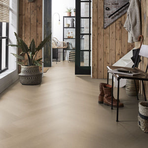 licht beige eiken vloer met subtiel houtnerfstructuur en visgraat patroon, met brede planken en een matte afwerking