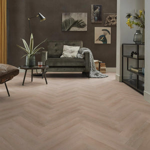 licht beige eiken vloer met visgraat patroon en subtiele houtstructuur in een matte afwerking