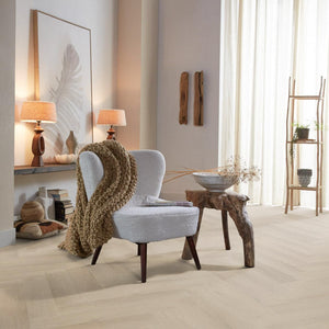 licht beige eiken visgraatvloer met subtiele houtstructuur en brede planken
