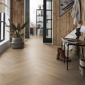 licht beige eiken visgraatvloer met subtiele houtstructuur en brede planken