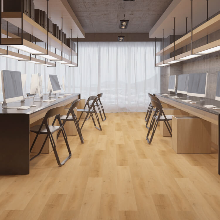 lichte beige eiken vloer met brede planken en subtiele houtnerfstructuur in een moderne kantoorruimte