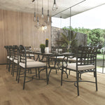 lichte eiken vloer in parketpatroon met brede planken in een moderne eetkamer met metalen stoelen en glazen wand naar buiten tuinzicht