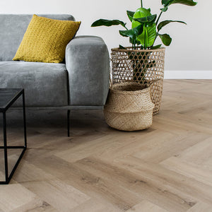 licht beiger eiken vloer in visgraat patroon met subtiele houtstructuur en matte afwerking