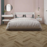 licht eiken visgraatvloer met fijne houtstructuur in een modern interieur met zachtroze muren, bed met witte en roze beddengoed en minimalistische witte meubels