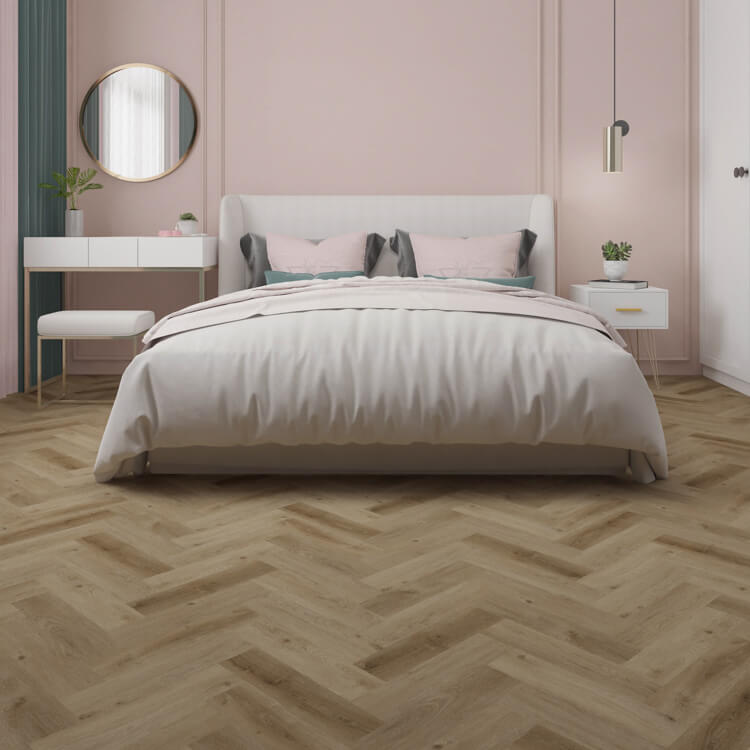 licht eiken visgraatvloer met fijne houtstructuur in een modern interieur met zachtroze muren, bed met witte en roze beddengoed en minimalistische witte meubels