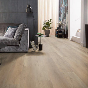 lichte beige eiken vloer met subtiele houtnerf structuur en brede planken