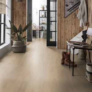licht beige eiken vloer met subtiele houtnerfstructuur en brede planken in een rechthoekig patroon