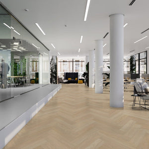 licht beige eiken visgraatvloer met fijne houtstructuur en matte afwerking
