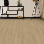 lichte beige eiken vloer met brede planken en subtiele houtnerfstructuur in moderne woonruimte met zwart metalen kast en statieflamp