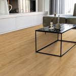 lichte beige eiken vloer met brede planken en subtiele houtnerfstructuur in moderne woonkamer met zwart metalen salontafel en grijze hoekbank