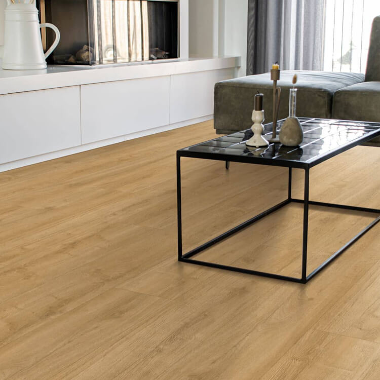 lichte beige eiken vloer met brede planken en subtiele houtnerfstructuur in moderne woonkamer met zwart metalen salontafel en grijze hoekbank