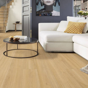 licht beige eiken vloer met brede planken en subtiele houtnerfstructuur in rechte patroon