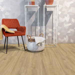 licht beige eiken vloer met rechte brede planken en subtiele houtnerfstructuur in natuurlijke toon