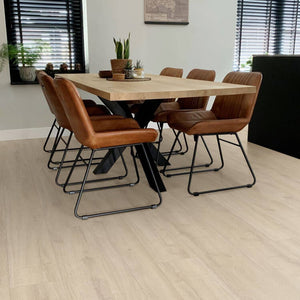 licht beige eiken vloer met rechte planken en subtiele, natuurlijke houtstructuur