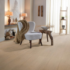 lichte beige eiken vloer met subtiele houtstructuur en fijne noesten, brede planken, egaal patroon zonder visgraat of ander verlegd motief