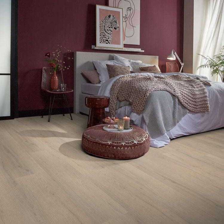lichte beige eiken vloer met brede planken en subtiele houtnerfstructuur in sfeervolle slaapkamer met bordeauxrode wand, grijs beddengoed en roze accenten